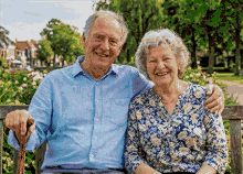 Couple Heureux dans un Parc de Village Charmant – Patron Point de Croix - Embroidered